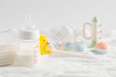 新生儿奶瓶和玩具图片