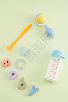 新生儿奶瓶和婴儿玩具图片