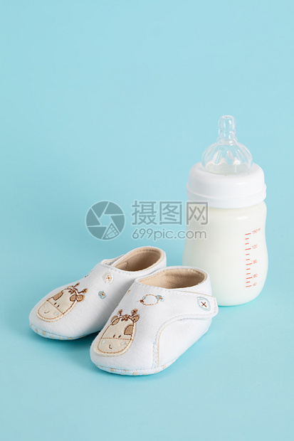 婴儿奶瓶和宝宝鞋图片