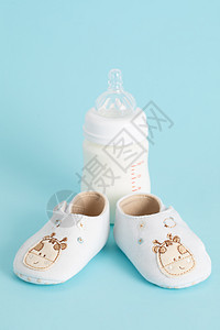 婴儿奶瓶和宝宝鞋图片