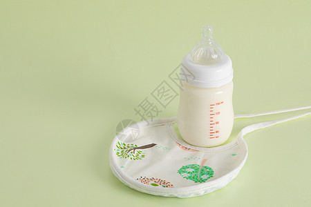 婴儿奶瓶和围兜图片