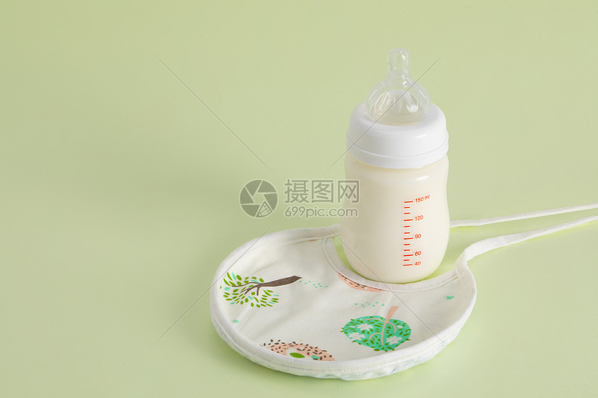婴儿奶瓶和围兜图片