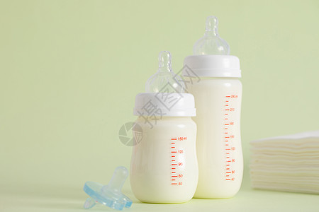 婴儿吐奶婴儿奶瓶背景