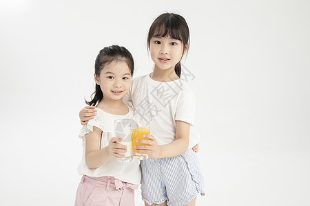 小女孩手拿牛奶与橙汁图片