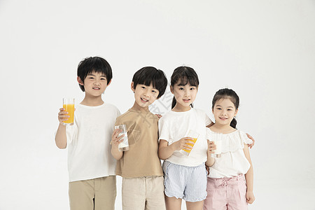 小朋友们手拿橙汁与牛奶图片