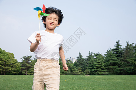 小男孩玩风车图片