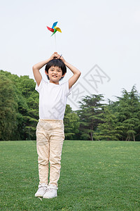 举风车的小男孩图片