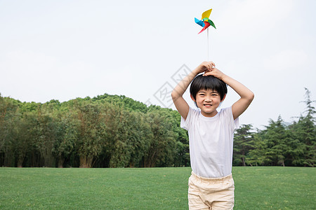 举风车的小男孩图片