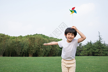 举风车的小男孩图片