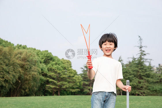 在户外吹泡泡的小男孩图片