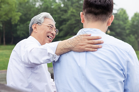 父子看球中老年父子相伴背景