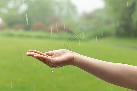 下雨天伸出手接雨滴图片