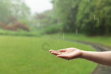 下雨天用手接雨水细节特写图片