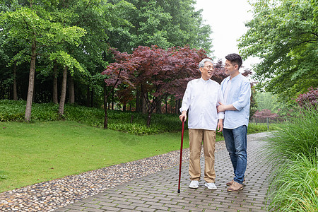 重阳节中老年父子逛公园背景