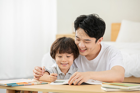 月光男孩爸爸陪伴孩子学习背景