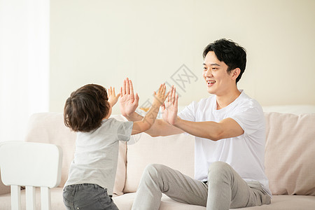 父子居家击掌图片素材