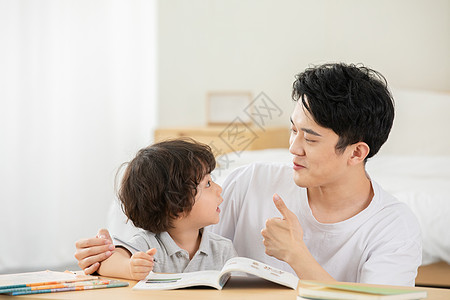 父子学习家庭教育爸爸教儿子看书学习背景