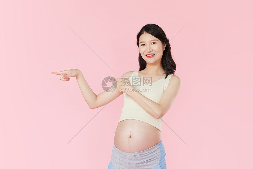 孕妇展示动作图片
