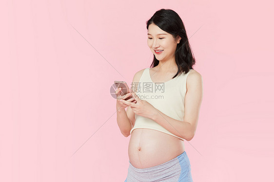 年轻孕妇玩手机图片