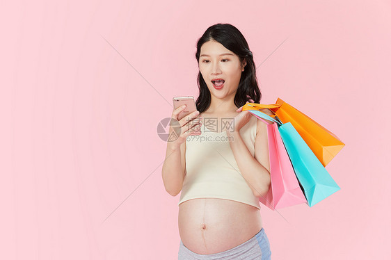 孕妇拿手机购物图片