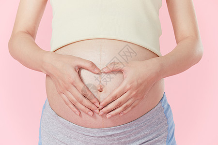 孕妇在肚子上比心图片