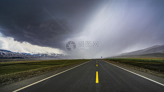 新疆暴风雨天气下的旅行道路图片