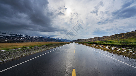 新疆暴风雨天气下的旅行道路背景图片