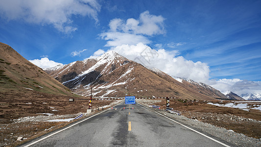 新疆雪山公路背景图片