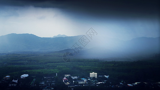 倾盆大雨全景风光图片素材