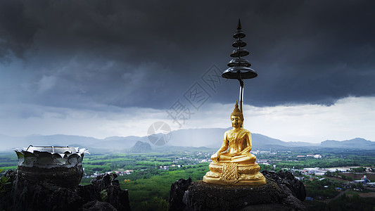 矗立在山顶的泰国佛像佛塔背景