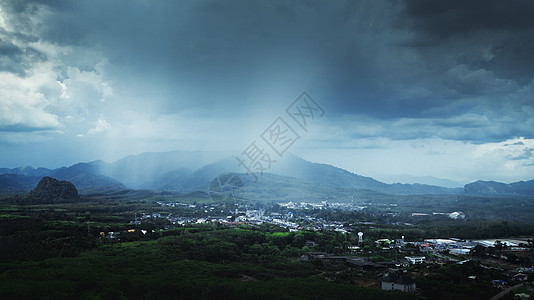 倾盆大雨全景风光背景