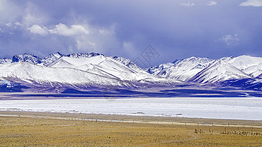 攀登雪山西藏念青唐古拉山背景