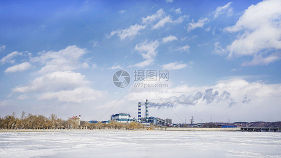 冬季黑龙江省牡丹江旁的工厂图片