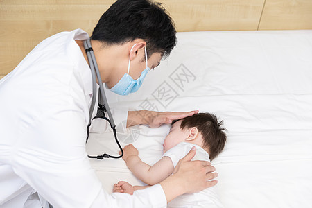 医生检查婴儿发烧图片
