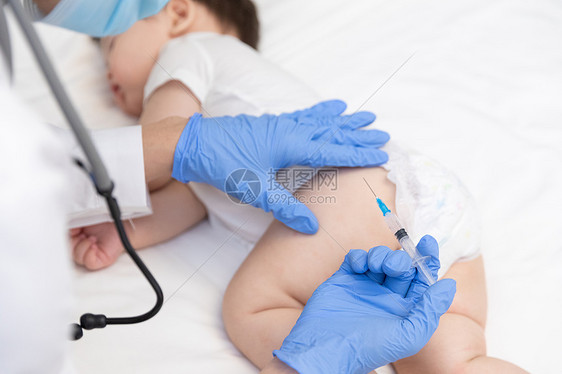 医生给婴儿注射疫苗特写图片