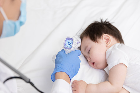 医生测量婴儿体温高清图片