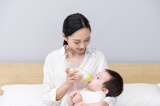 妈妈抱着婴儿喂奶图片