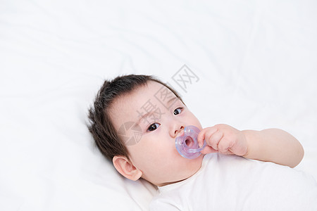婴儿宝宝吃奶嘴图片