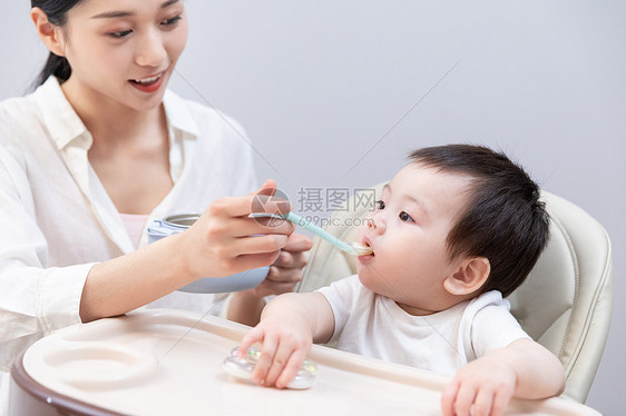 妈妈喂小宝宝吃辅食图片