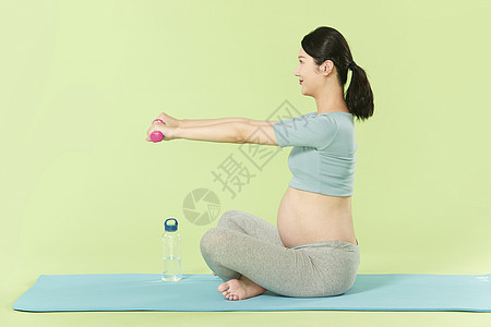 孕妇用哑铃健身图片