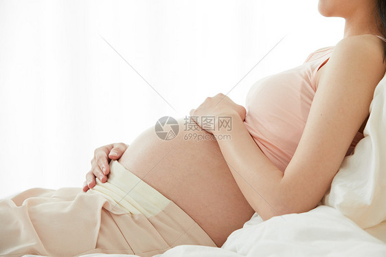 躺着的孕妇肚子特写图片