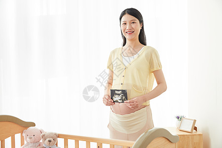 孕妇拿着b超展示图片