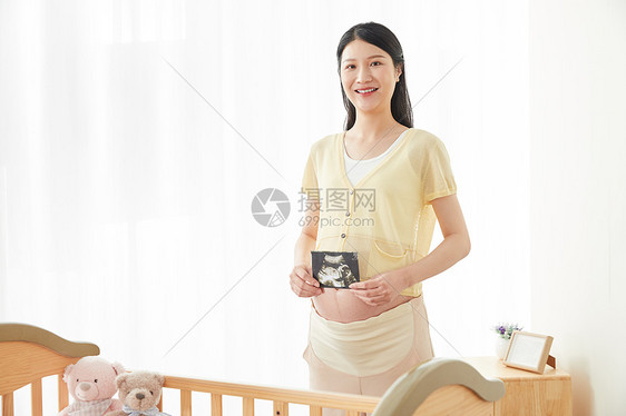 孕妇拿着b超展示图片