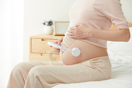 孕妇用耳机给宝宝听音乐图片