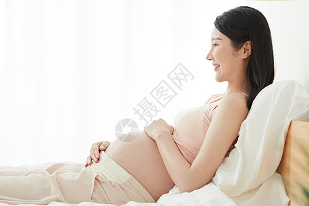 孕妇躺在床上高清图片