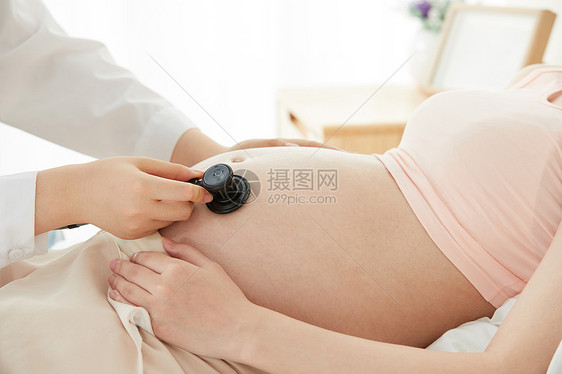 医生用听诊器给孕妇检查身体图片