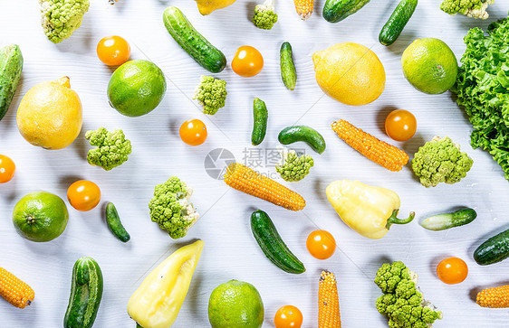 白色木桌上的绿黄果蔬图片