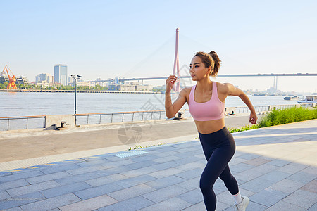 美女江边运动跑步图片