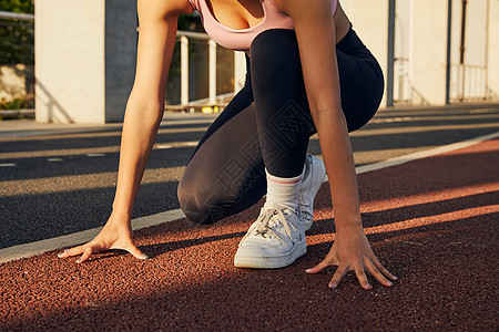 运动女性起跑准备动作特写图片