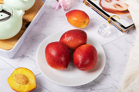 夏季水果新鲜的桃子图片